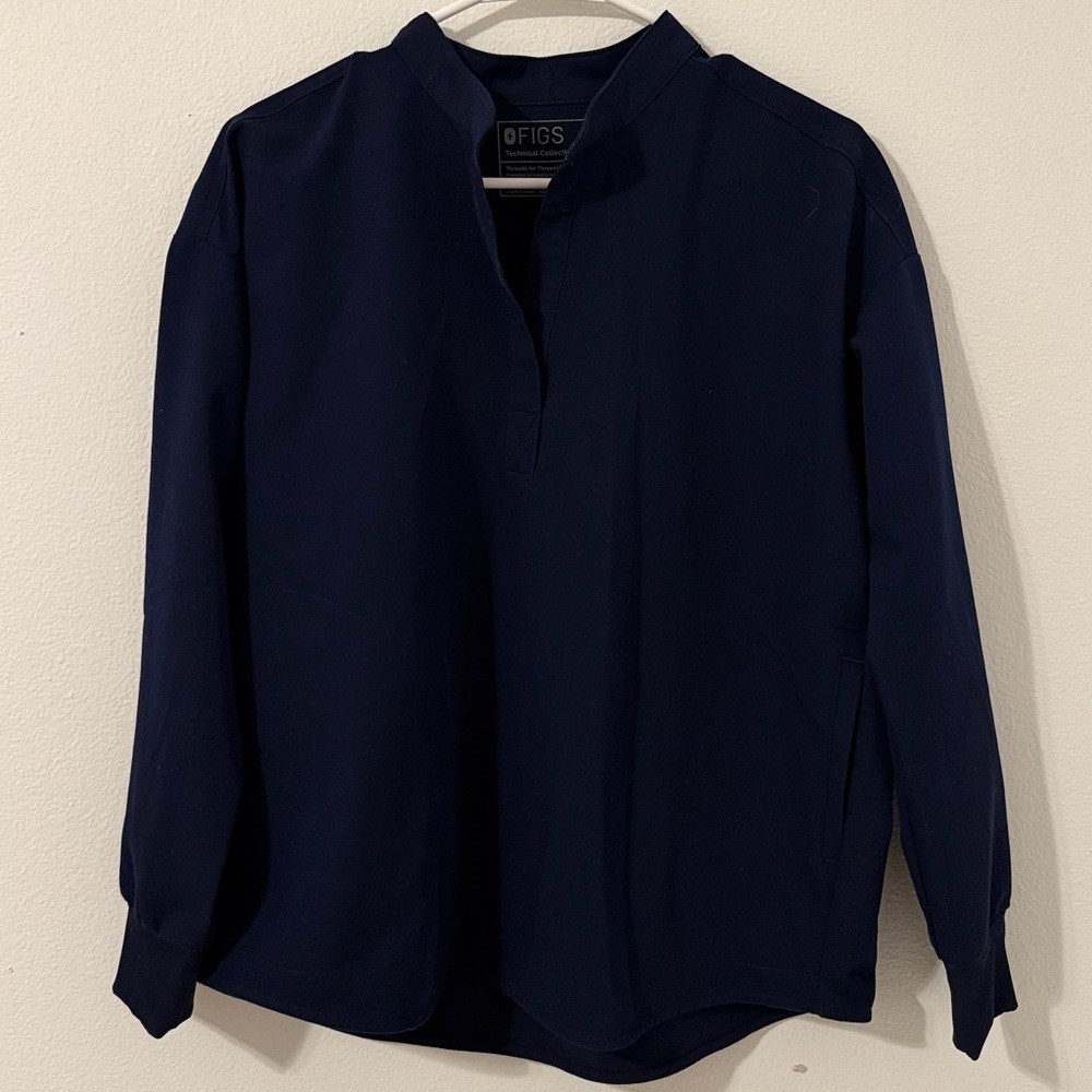 Figs Rafaela Oversized Longsleeve Scrub Top in Navy